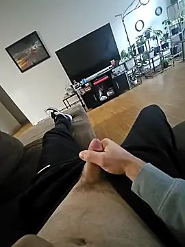 Snapshot of Cemg chatting on 12-22-24, 12:49 Cemg online show from 12-22-24, 12:49