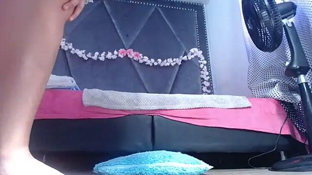 Snapshot of MeganMilF2 chatting on 06-10-26, 04:52 MeganMilF2 online show from 06-10-26, 04:52