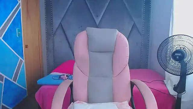 Snapshot of MeganMilF2 chatting on 02-10-26, 03:00 MeganMilF2 online show from 02-10-26, 03:00