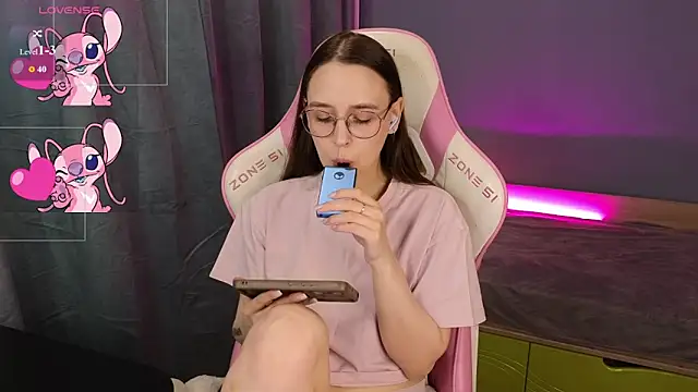 Snapshot of Sweet_frosti chatting on 06-27-26, 03:23 Sweet frosti online show from 06-27-26, 03:23