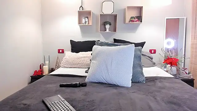 Snapshot of Luisa_Sweet2 chatting on 12-21-24, 01:53 Luisa Sweet2 online show from 12-21-24, 01:53