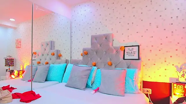 Snapshot of JulietaReyess chatting on 10-18-25, 11:56 JulietaReyess online show from 10-18-25, 11:56