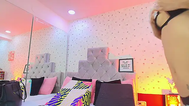 Snapshot of JulietaReyess chatting on 10-10-25, 11:55 JulietaReyess online show from 10-10-25, 11:55