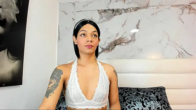 Snapshot of emily_lady20 chatting on 06-17-26, 02:44 emily lady20 online show from 06-17-26, 02:44
