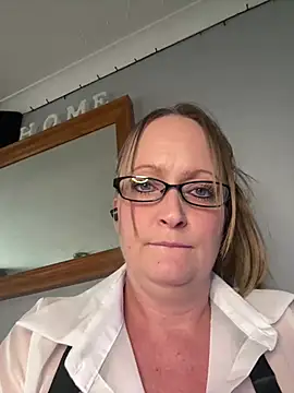 Snapshot of HoneyBluex chatting on 02-26-26, 01:11 HoneyBluex online show from 02-26-26, 01:11