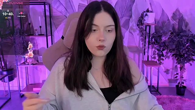 Snapshot of CoralineKeyns chatting on 09-15-25, 05:08 CoralineKeyns online show from 09-15-25, 05:08