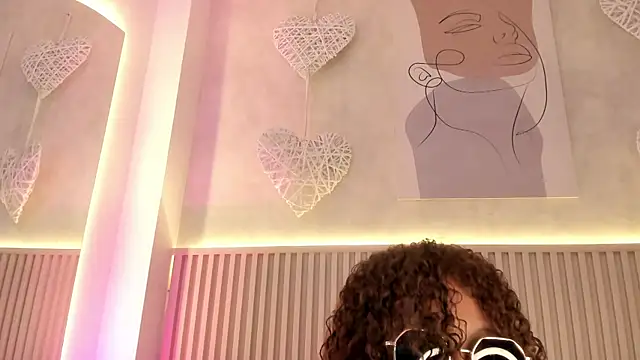 Snapshot of daiana_curly chatting on 06-25-26, 08:25 daiana curly online show from 06-25-26, 08:25