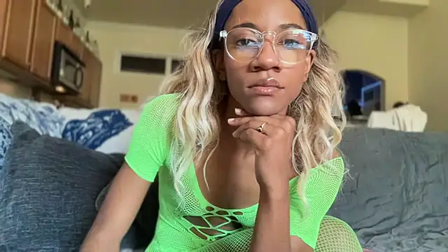 Snapshot of cutiesigh chatting on 10-09-25, 02:28 cutiesigh online show from 10-09-25, 02:28