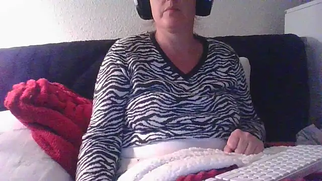 Snapshot of DragoneSFR chatting on 10-05-25, 06:20 DragoneSFR online show from 10-05-25, 06:20