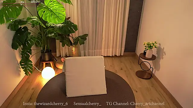 Snapshot of Miss_beee chatting on 05-19-26, 12:48 Miss beee online show from 05-19-26, 12:48