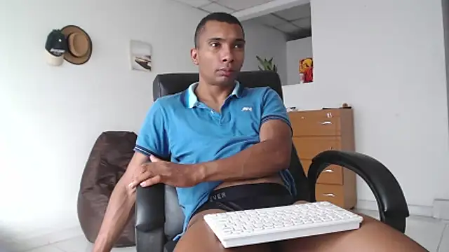 Aaronblack1  online show from 11-05-25, 01:03