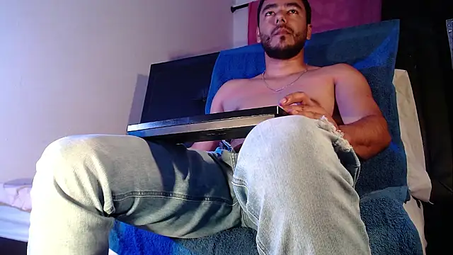 Snapshot of Tommhot chatting on 11-12-25, 07:51 Tommhot online show from 11-12-25, 07:51