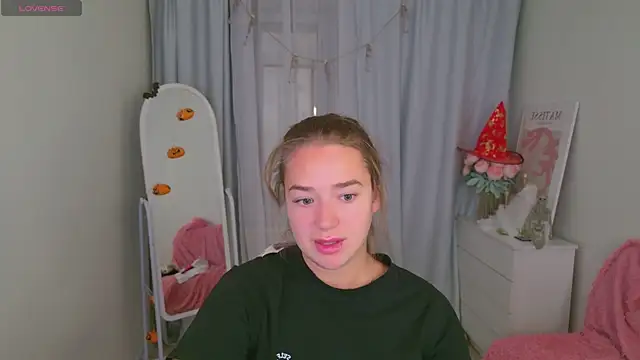 Snapshot of LovelyJessie chatting on 10-24-25, 02:05 LovelyJessie online show from 10-24-25, 02:05