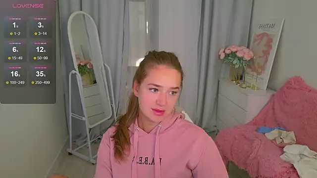 Snapshot of LovelyJessie chatting on 10-08-25, 09:00 LovelyJessie online show from 10-08-25, 09:00