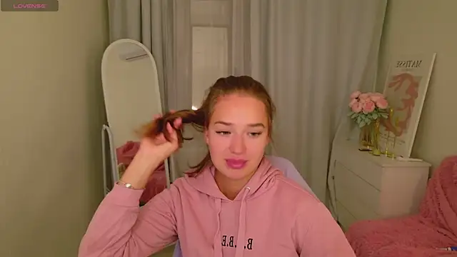 Snapshot of LovelyJessie chatting on 10-01-25, 02:10 LovelyJessie online show from 10-01-25, 02:10