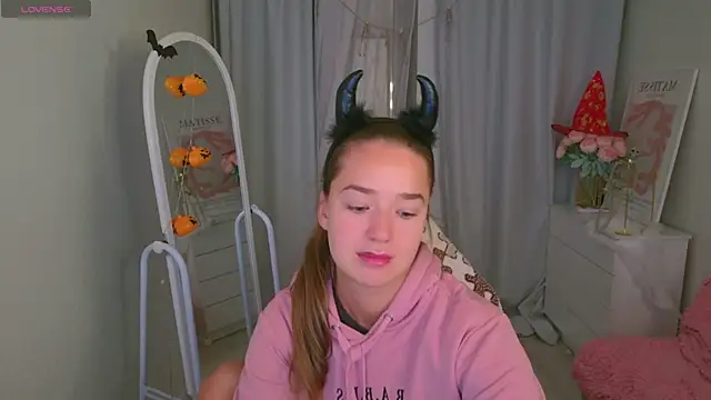 LovelyJessie online show from 10-29-25, 04:17