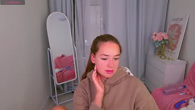 Snapshot of LovelyJessie chatting on 10-05-25, 01:35 LovelyJessie online show from 10-05-25, 01:35
