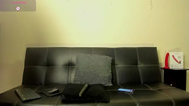 Snapshot of Julieta_Wall_ chatting on 02-25-25, 11:04 Julieta Wall  online show from 02-25-25, 11:04