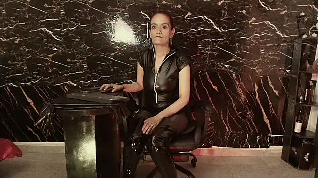 Snapshot of Julieta_Wall_ chatting on 09-14-25, 10:32 Julieta Wall  online show from 09-14-25, 10:32