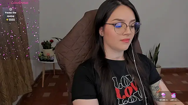 Snapshot of anaveleeez chatting on 12-19-24, 02:34 anaveleeez online show from 12-19-24, 02:34