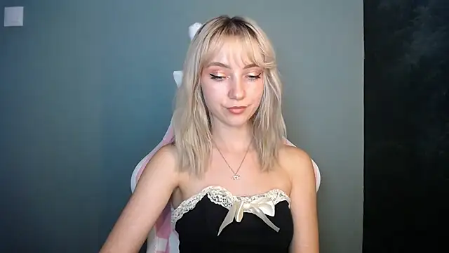 Snapshot of LuciaYoung chatting on 07-06-26, 03:03 LuciaYoung online show from 07-06-26, 03:03