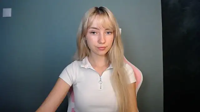 Snapshot of LuciaYoung chatting on 06-10-26, 06:36 LuciaYoung online show from 06-10-26, 06:36
