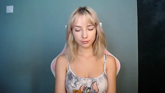 Snapshot of LuciaYoung chatting on 06-20-26, 12:21 LuciaYoung online show from 06-20-26, 12:21