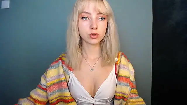 Snapshot of LuciaYoung chatting on 07-06-26, 12:12 LuciaYoung online show from 07-06-26, 12:12