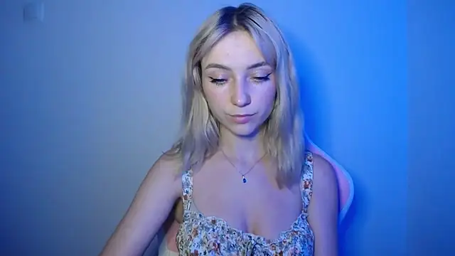 Snapshot of LuciaYoung chatting on 07-16-26, 06:16 LuciaYoung online show from 07-16-26, 06:16