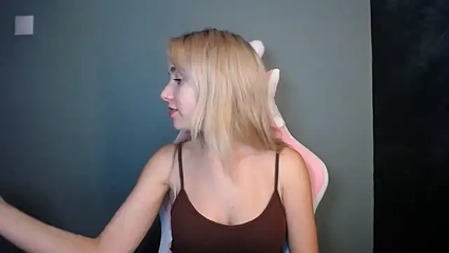 Snapshot of LuciaYoung chatting on 06-21-26, 06:36 LuciaYoung online show from 06-21-26, 06:36