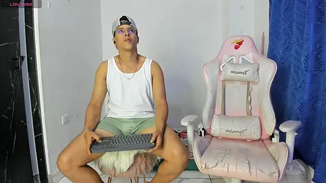 Latinos couples online show from 05-05-26, 04:04
