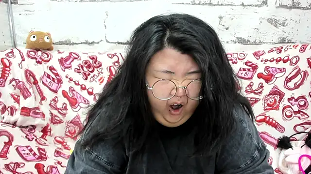 Snapshot of Nadine_asian chatting on 06-16-26, 01:49 Nadine asian online show from 06-16-26, 01:49
