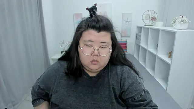 Snapshot of Nadine_asian chatting on 06-04-26, 01:10 Nadine asian online show from 06-04-26, 01:10