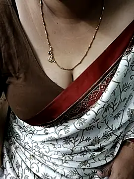 Snapshot of Omana-kutty chatting on 02-18-25, 06:37 Omana-kutty online show from 02-18-25, 06:37