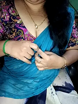 Snapshot of Omana-kutty chatting on 03-07-25, 03:07 Omana-kutty online show from 03-07-25, 03:07