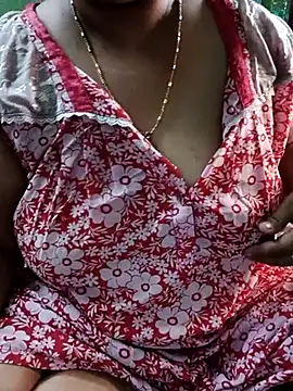 Snapshot of Omana-kutty chatting on 03-10-25, 04:38 Omana-kutty online show from 03-10-25, 04:38