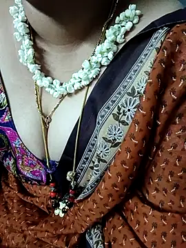 Snapshot of Omana-kutty chatting on 02-12-25, 05:05 Omana-kutty online show from 02-12-25, 05:05
