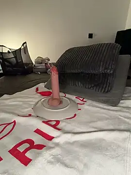 Laurahorney xo online show from 10-22-25, 08:41