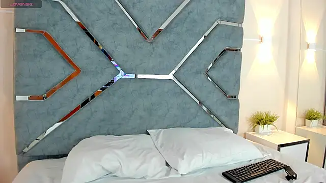 LucciaPorter online show from 12-15-25, 09:09