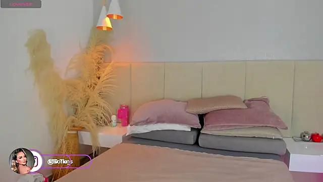 sofia pamela online show from 12-19-25, 06:54