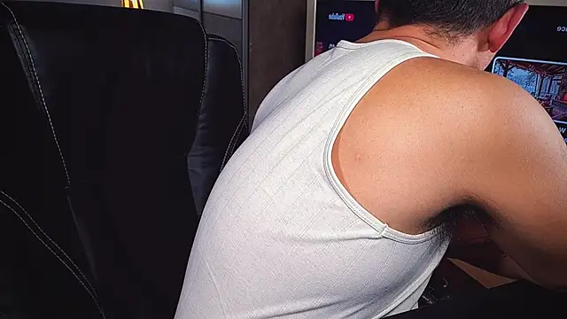 Snapshot of officeman7 chatting on 02-14-25, 04:09 officeman7 online show from 02-14-25, 04:09