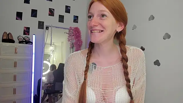 Snapshot of Aliceginger99 chatting on 05-19-26, 01:29 Aliceginger99 online show from 05-19-26, 01:29
