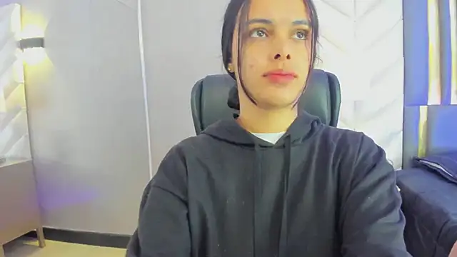 ChloeHarper  online show from 04-10-26, 11:39