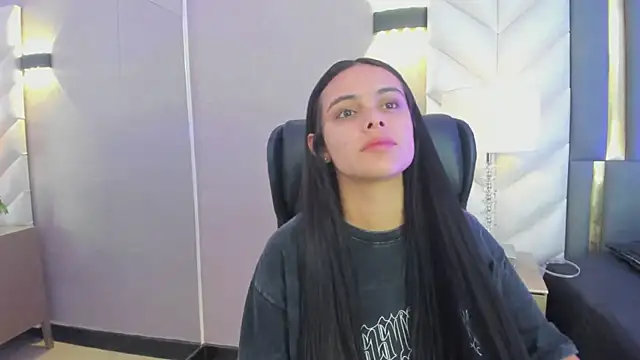 ChloeHarper  online show from 04-12-26, 12:19