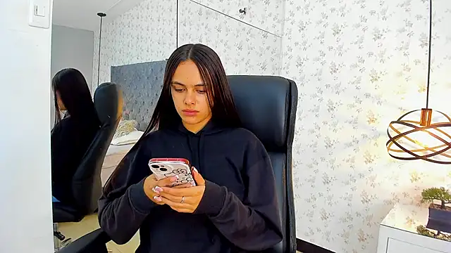 ChloeHarper  online show from 09-11-25, 12:38