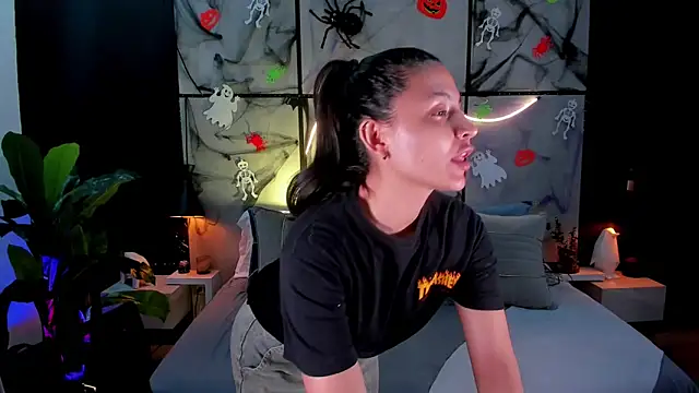 Gia Mazzon online show from 10-23-25, 03:54