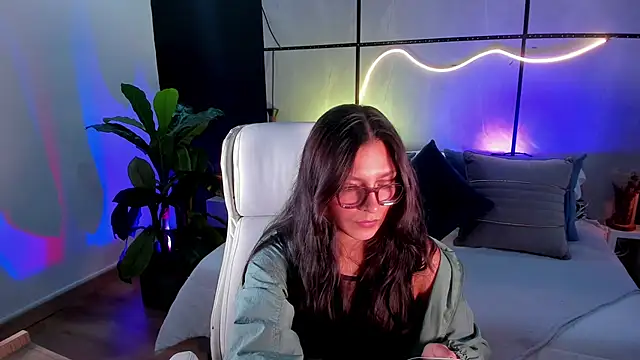 Gia Mazzon online show from 11-28-25, 05:57