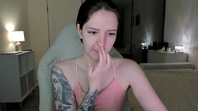 Snapshot of Sonia_moon_ chatting on 10-18-25, 02:35 Sonia moon online show from 10-18-25, 02:35