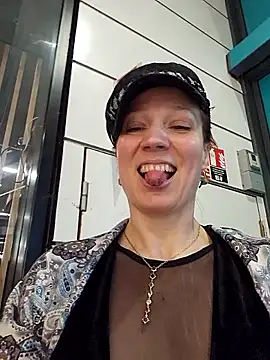 Exhibitionsplit online show from 12-18-25, 12:53