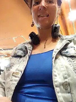 Snapshot of Exhibitionsplit chatting on 10-23-25, 11:31 Exhibitionsplit online show from 10-23-25, 11:31